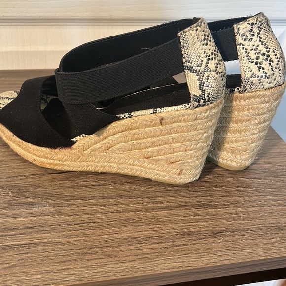 ATTENTION BLACK WEDGES ANKLE STRAPS IN SIZE 6 - Picture 4 of 6